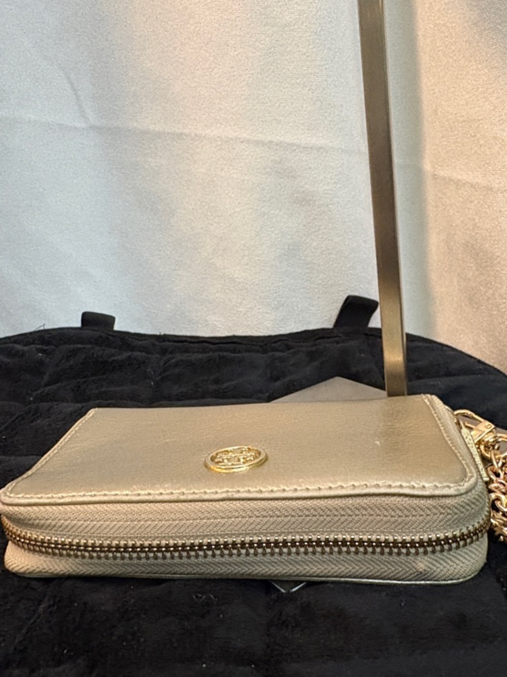 Tory Burch Metallic Gold Leather Zip Wallet - Picture 16 of 17
